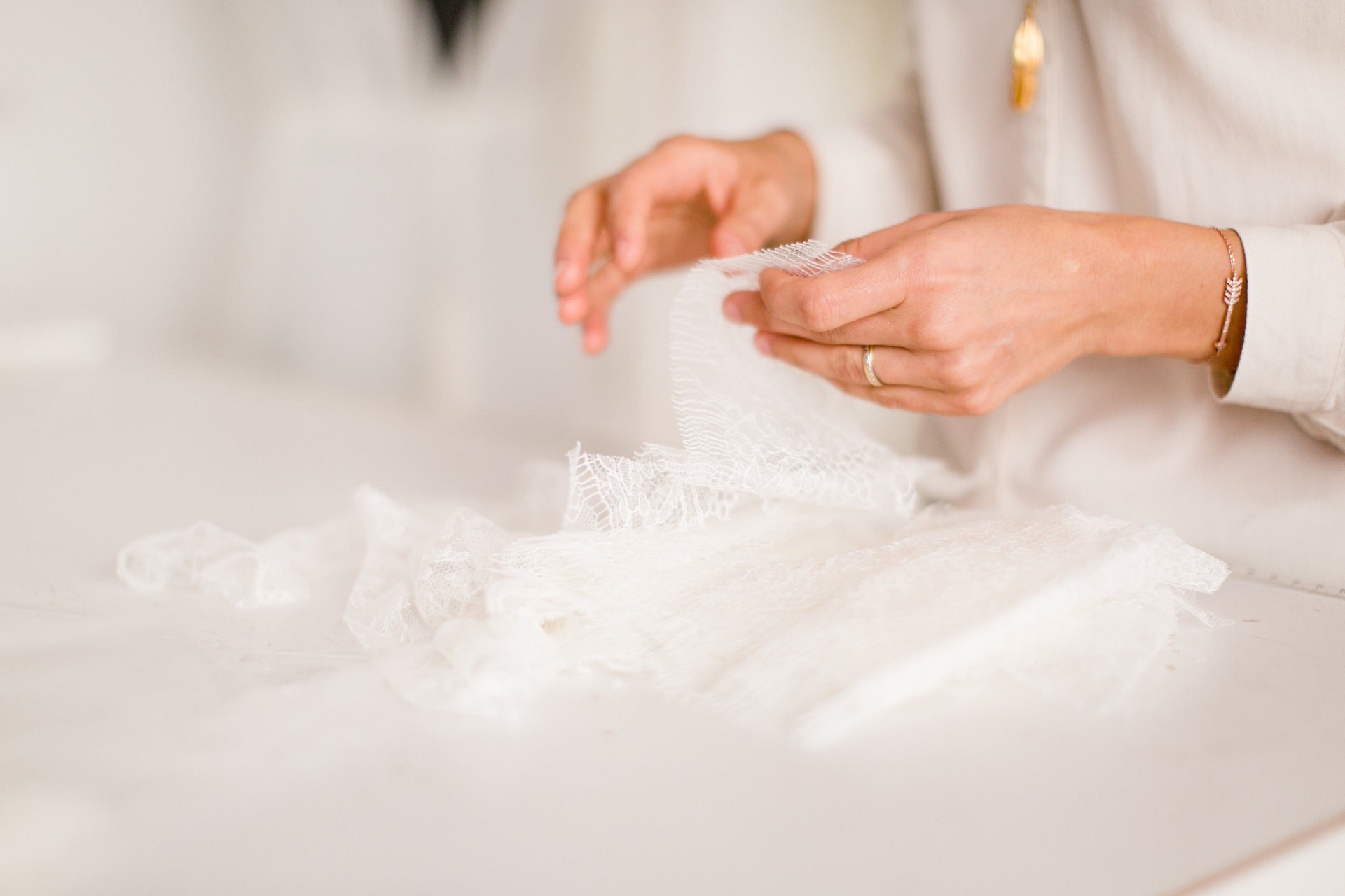 pour la fabrication des robes de mariée l'atelier utilise la dentelle de calais