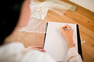 la créatrice laetitia drouet dessine votre robe de mariée
