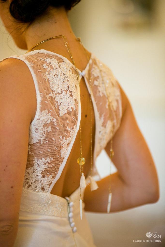 collier de dos mariage avec robe de mariée dos nu