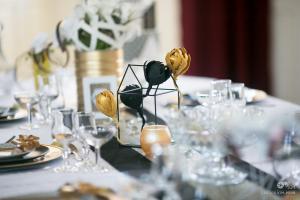 décoration table mariage or et noir, gold and black, années folles avec des objets de décoration géométrique
