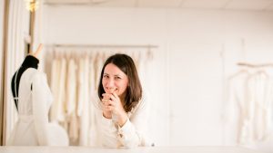 laetitia drouet la créatrice, styliste et couturière de robe de mariée de l'atelier kamélion couture en loire atlantique prés de Nantes