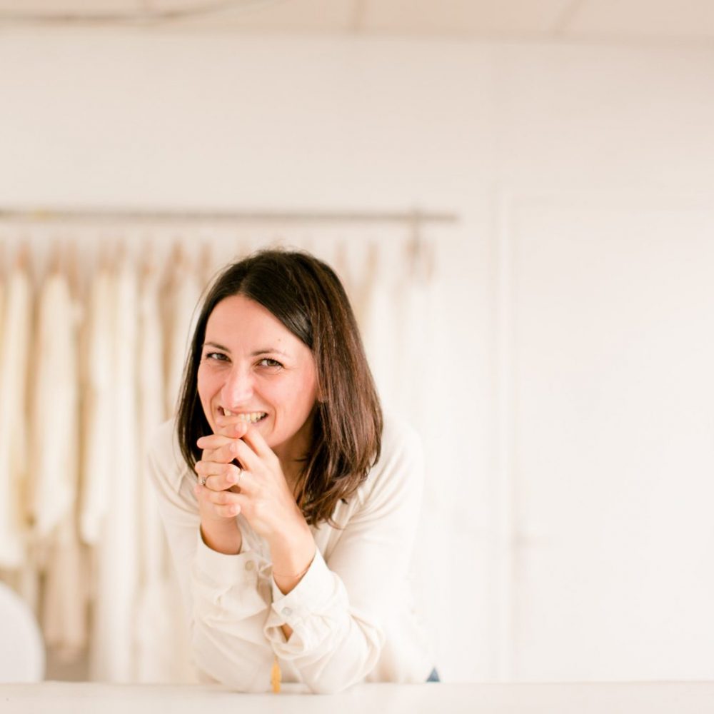 laetitia drouet la créatrice, styliste et couturière de robe de mariée de l'atelier kamélion couture en loire atlantique prés de Nantes