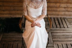 robe de mariée simple en dentelle et soie