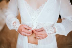 Joli peignoir en mousseline de soie pour la mariage.