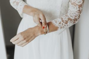 cécile à confiée la création de sa robe de mariée à l'atelier nantais kamélion-couture decouvrez son témoignage