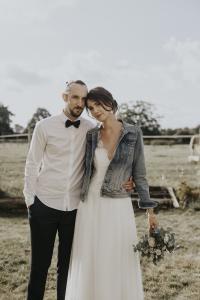 portez la veste en jean sur sa robe de mariée la touche tendance de cette année