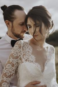 le temoignage de cecile qui a préférée une robe de mariée sur mesure plutôt qu'une robe choisie en boutique classique