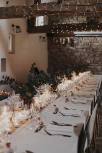 la decoration de table du mariage de cecile et nicolas bougies eucalyptus une decoration naturel et tendance