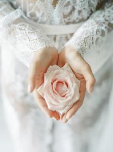 photo préparatif mariage deshabillé en dentelle inspiration poétique