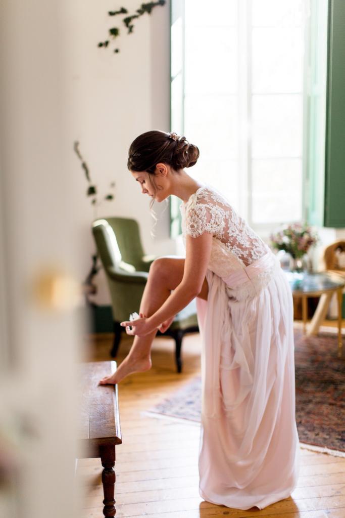 c'est le jour j du mariage la mariée se prépare, elle enfile sa jarretière.