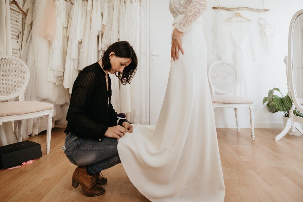 les photos des essayages d'une robe de mariée sur mesure