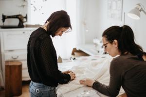 l'atelier kamélion couture de Laetitia Drouet créatrice de robe de mariée sur mesure entre Angers et Nantes