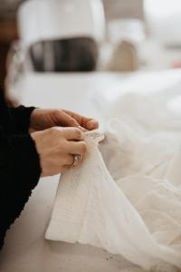 robe de mariée sur mesure photo de l'essayage d'une future mariée