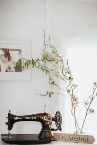 l'atelier kamélion couture de Laetitia Drouet créatrice de robe de mariée sur mesure entre Angers et Nantes