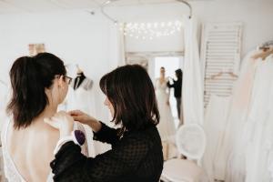 essayage d'une robe de mariée sur mesure