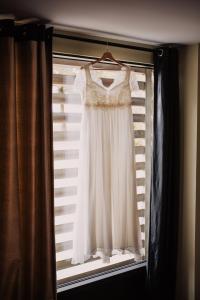 robe de mariée en dentelle de calais suspendu à la fenetre