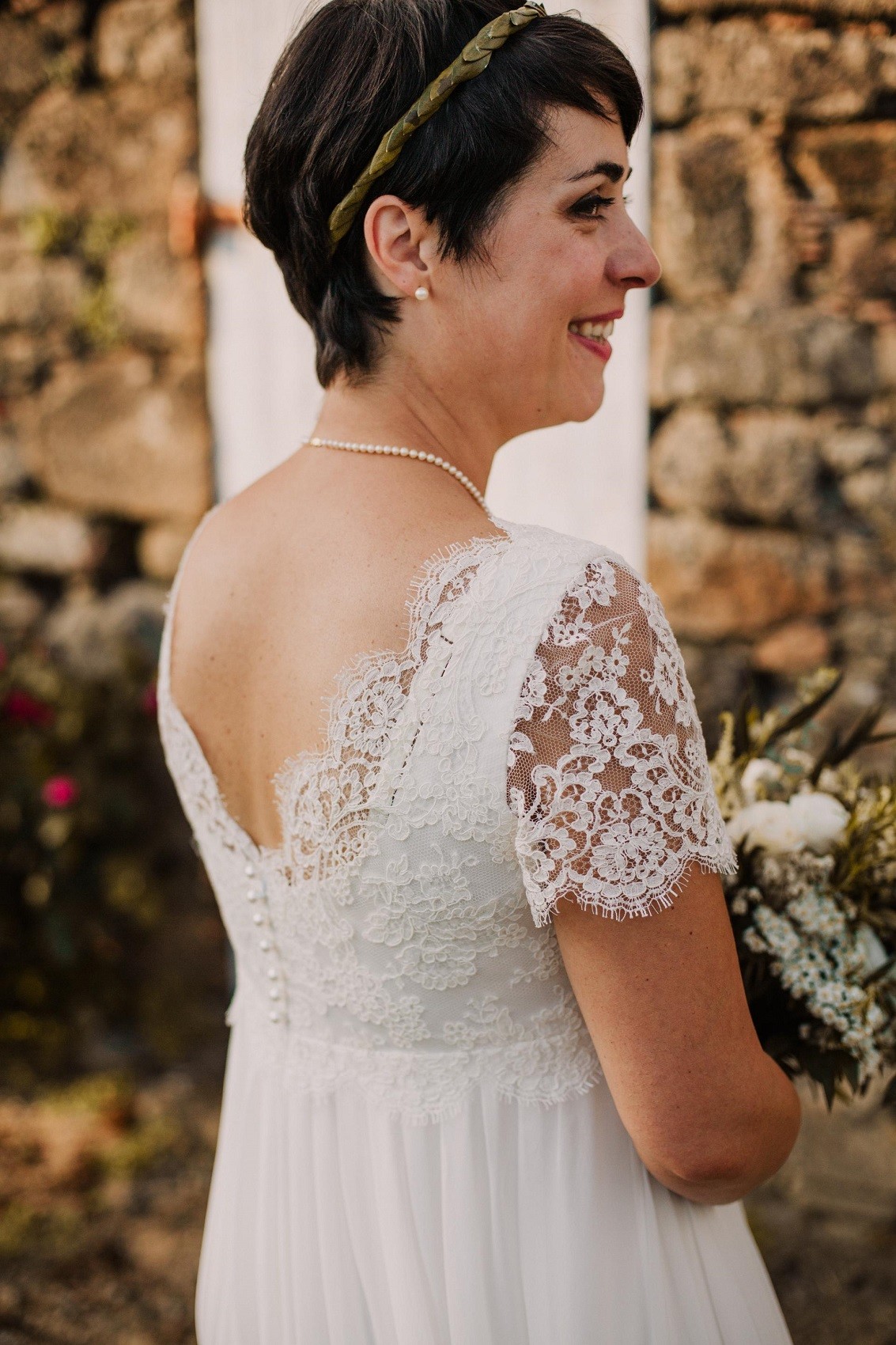 robe de mariée dos nu en dentelle avec soutien-gorge