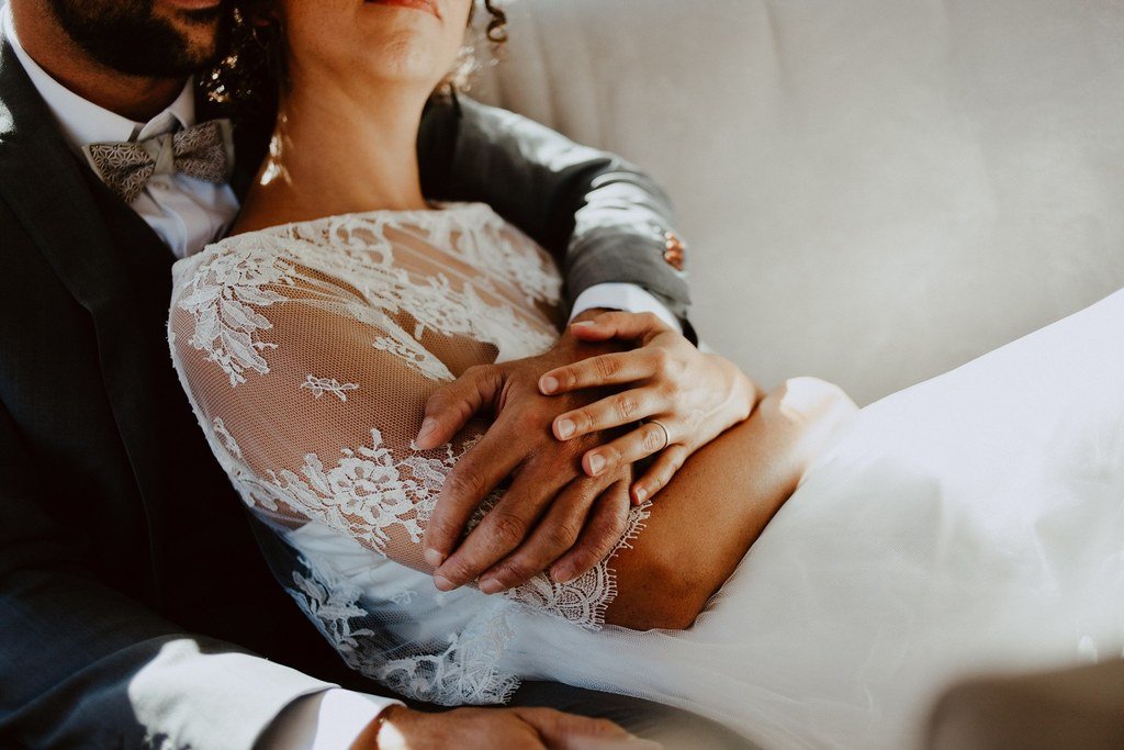 Alice porte un joli top en dentelle de calis accordé à sa robe de mariée.