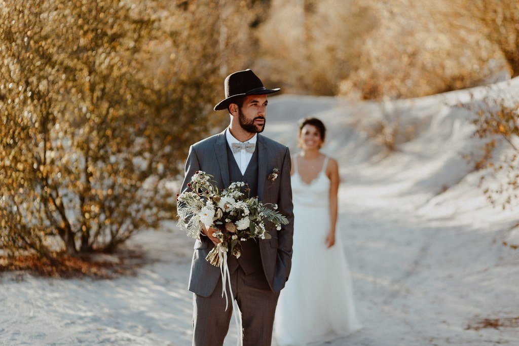 La découverte des mariés juste avant de partir pour le mariage civil.