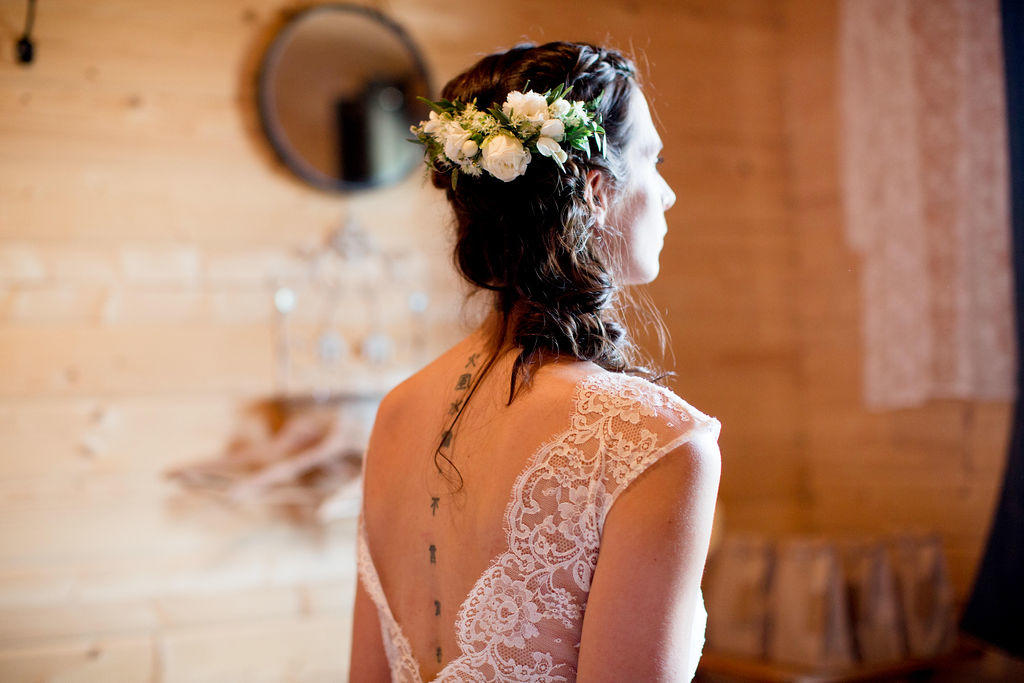 Olivia portait une robe de mariée courte avec un magique dos nu en dentelle créer par Laetitia Drouet de kamélion-couture dont l'atelier est situé entre Nantes et Ancenis.