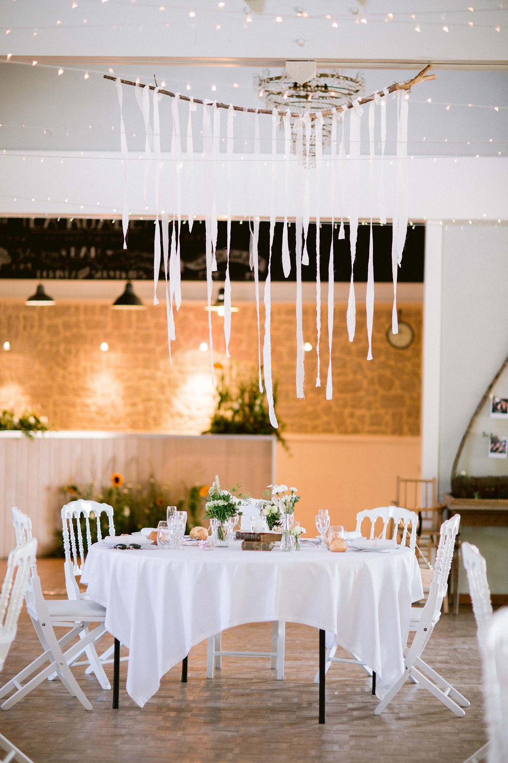 Les filles se sont mariée à la ruade pres de Ancenis voici leur joli table d'honneur.