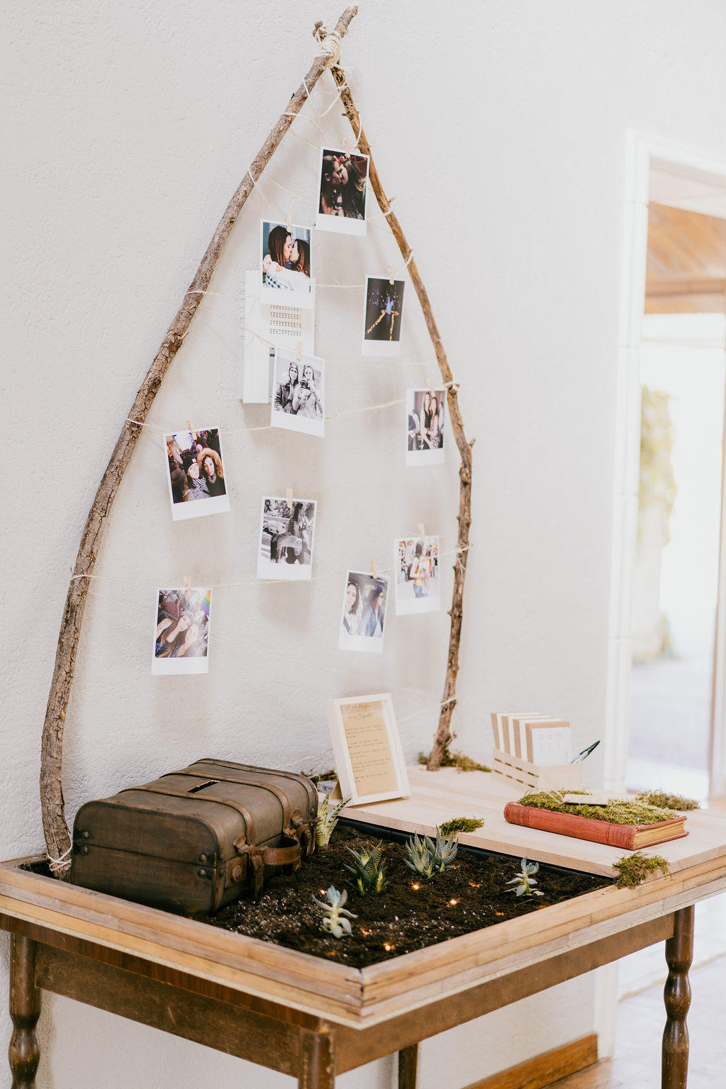 Une belle idée de décoration végétal pour mettre en valeur leur livre d'or de mariage.