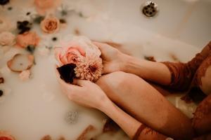 detail fleurs dans les mains