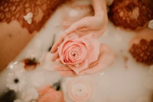 main qui tiennent une rose