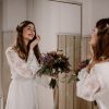 la mariée se regarde dans le miroir