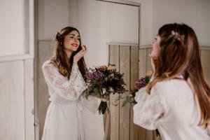 la mariée se regarde dans le miroir