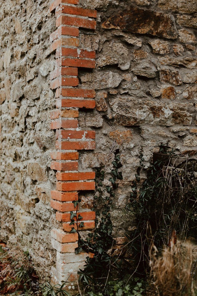 Un mur en brique et pierre au Domaine du Thiémay.