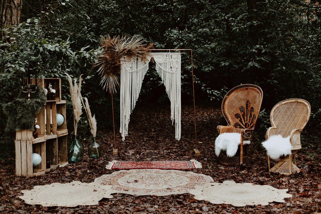 Une belle idée de décoration du lieu de cérémonie, une ambiance boho folk avec ce fauteuil Emmanuel.