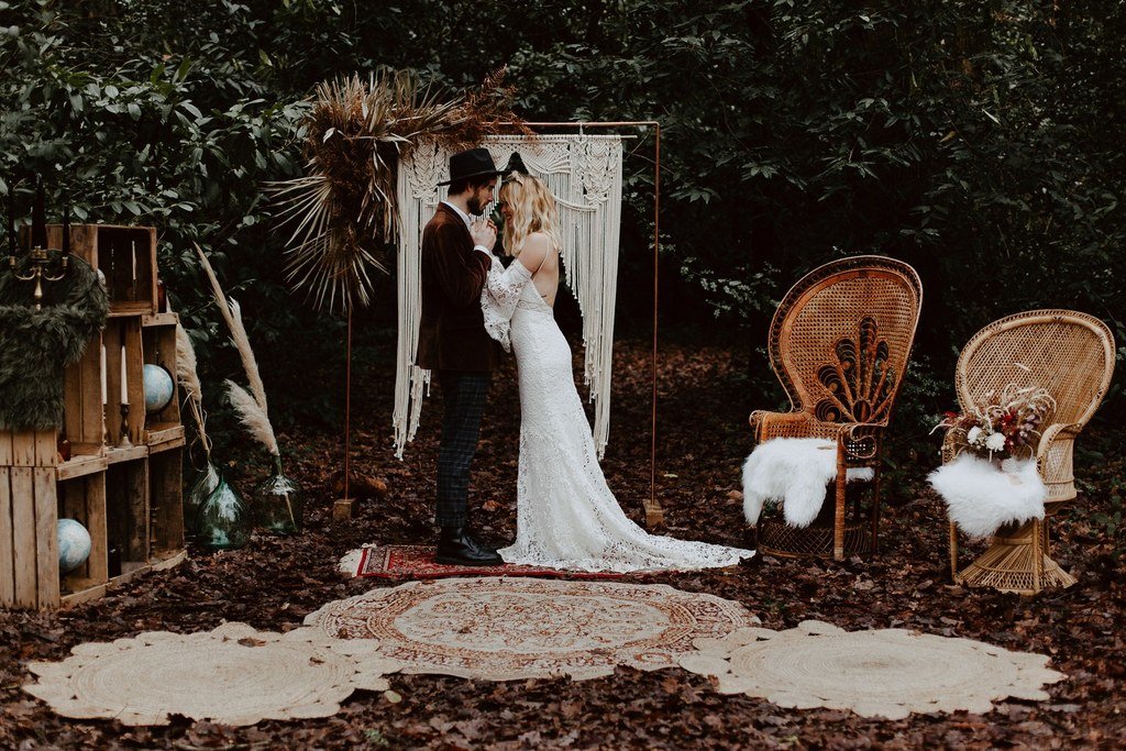 Avez-vous pensez à faire une belle cérémonie pour votre mariage d'hiver? Nos deux tourtereaux ont osez mais la mariée portait une étole en laine. 