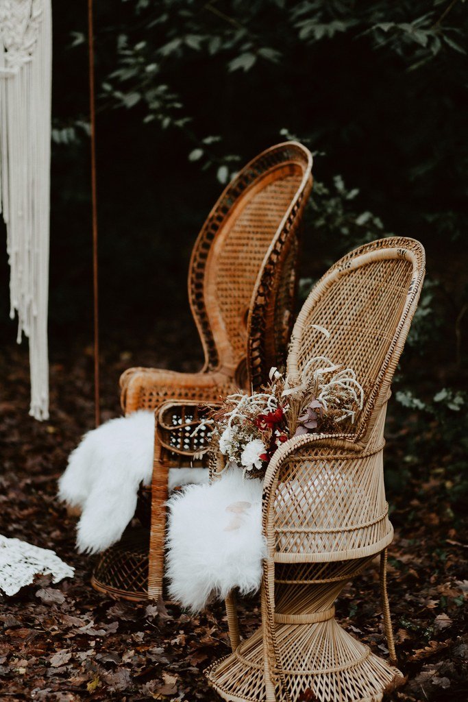 Les fauteuils Emmanuel pour la cérémonie de ce mariage d'hiver on aime le style 100% boho folk.