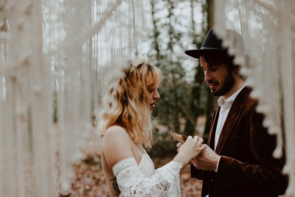 Dans sa longue robe en guipure la mariée à lue ses vœux à son époux devant tous les invités.