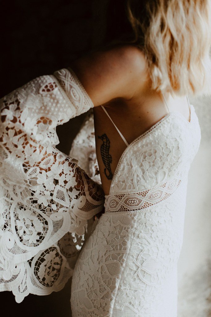 Gabrielle est une robe de mariée de style boho folk en guipure avec un grand dos nu.