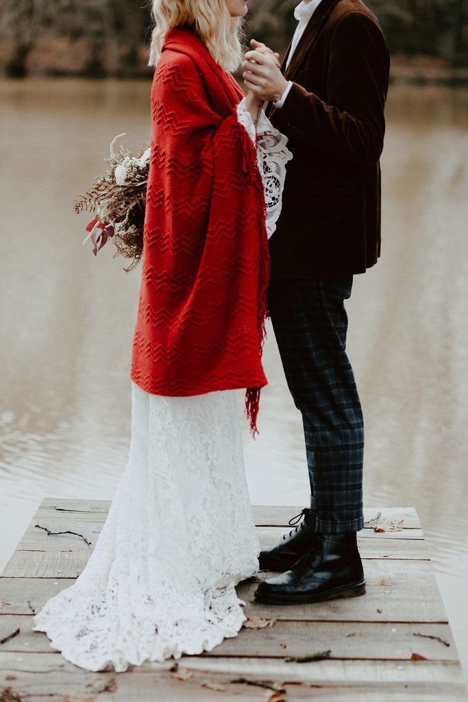 La mariée portait un plaide de mariée rouge en laine pour une effet original.