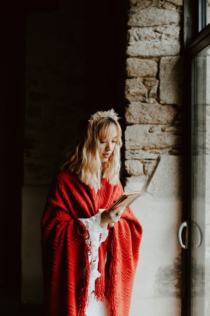 Pour un mariage d'hiver la mariée porte une étole ocre en laine.