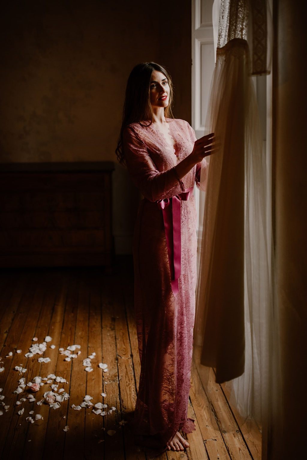 La mariée porte un magnifique kimono en dentelle lors de sa mise en beauté le matin de son mariage.