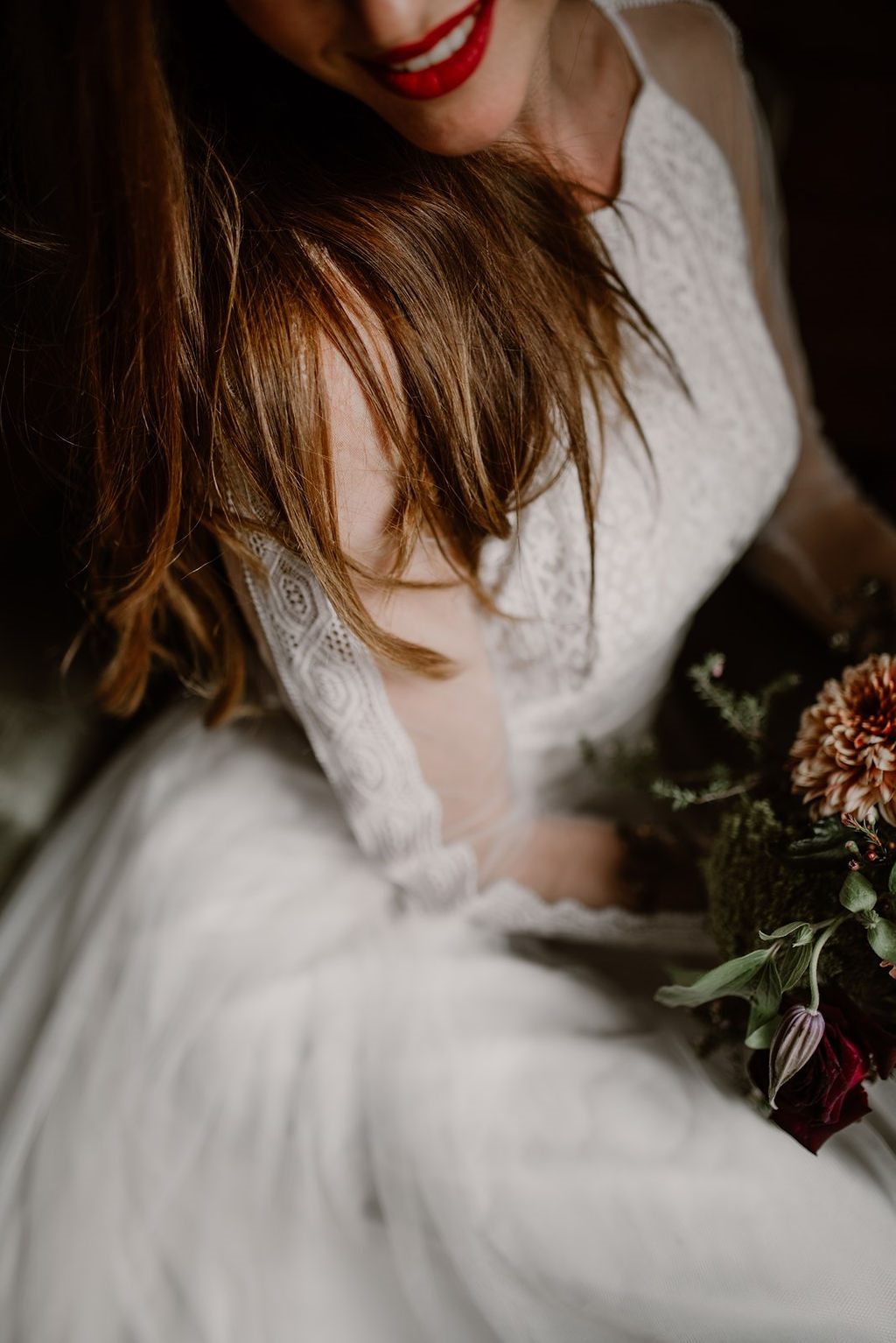 Les manches de cette robe de mariée sont transparentes avec des petits détails de guipure.