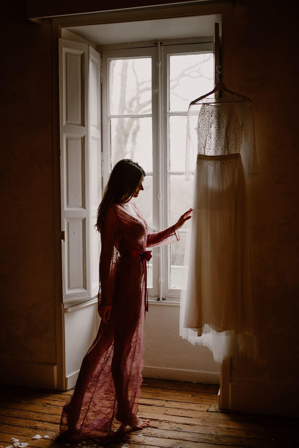 Juste avant de se marier Frédérique admire sa robe de mariée réalisé par la créatrice Laetitia Drouet.