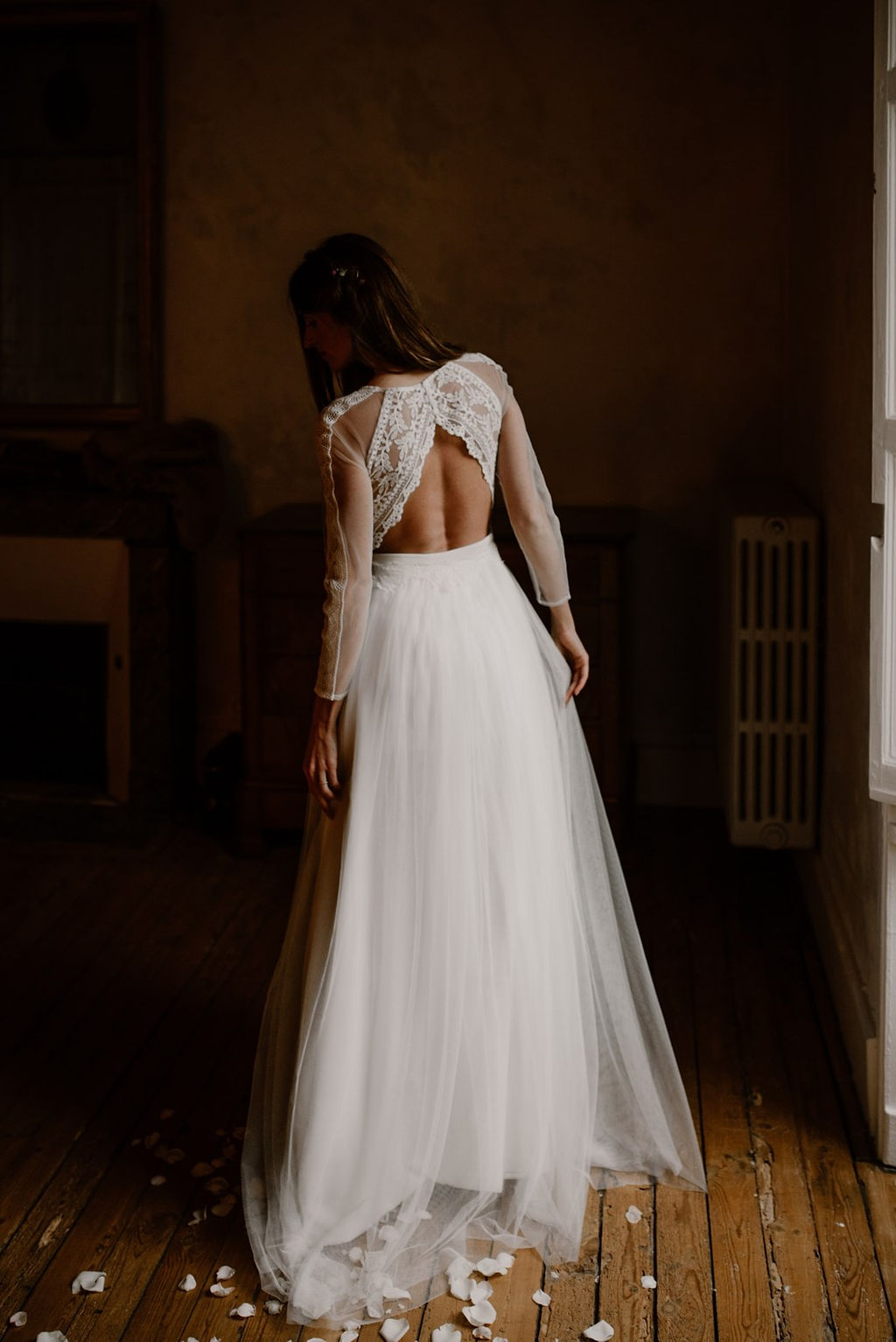 Une belle robe de mariée dos nu avec une jupe de princesse en tulle.