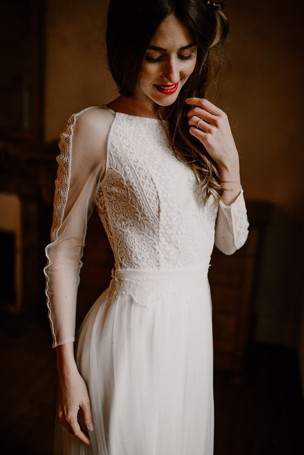 Composé de dentelle française cette robe est original avec ses manches transparentes.