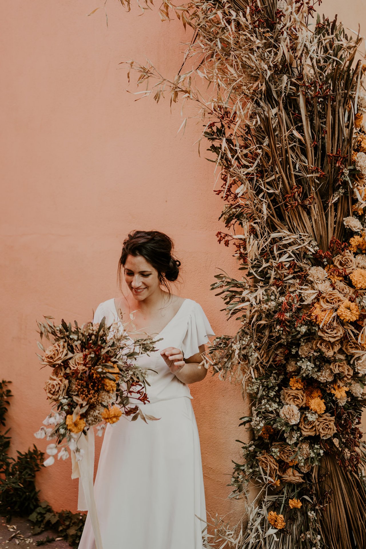 Pour son bouquet cette jolie mariée à choisi des couleurs chaude à la dominance ocre.