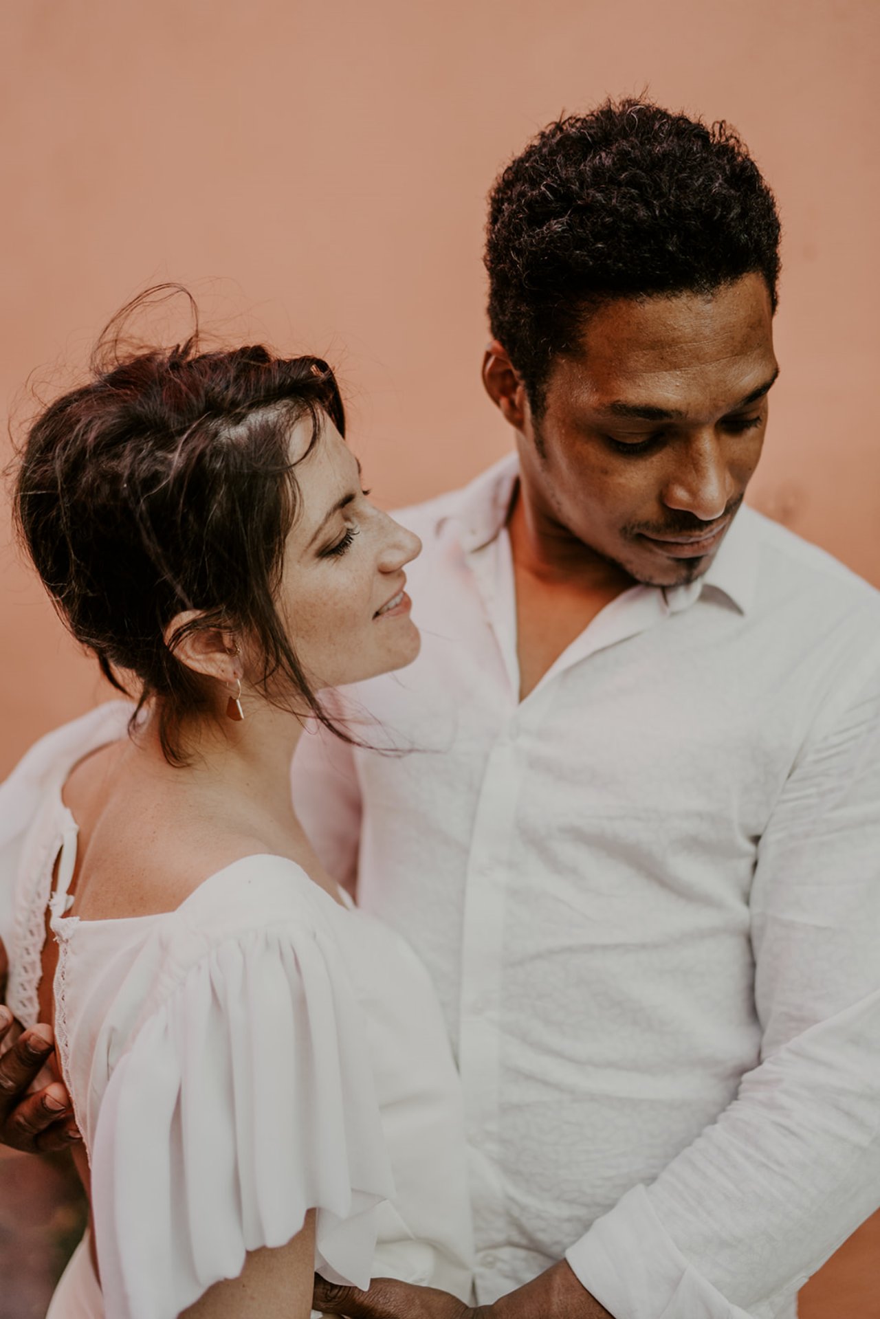 Une belle photo de couple lors du mariage de Camille, prise dans les rues de trentemoult à Nantes.