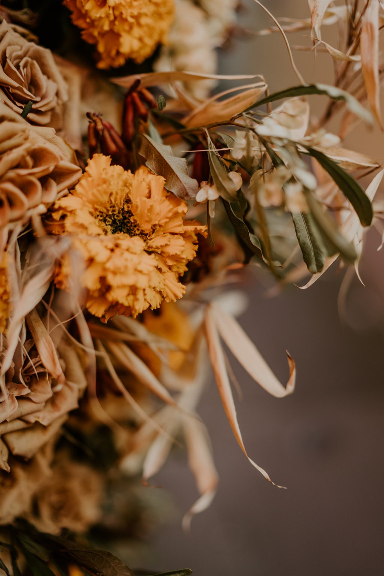 Les compositions de l'atelier aimer lors du mariage de Camille inspiré par l' atelier wedding. Une belle composition floral de couleur ocre.