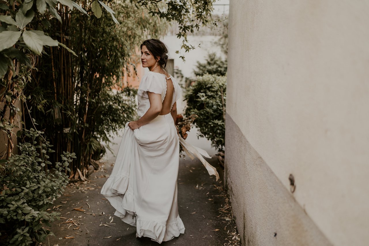 Camille jolie mariée qui se balade dans les ruelles de trentemoult.,on se croirait en Espagne.