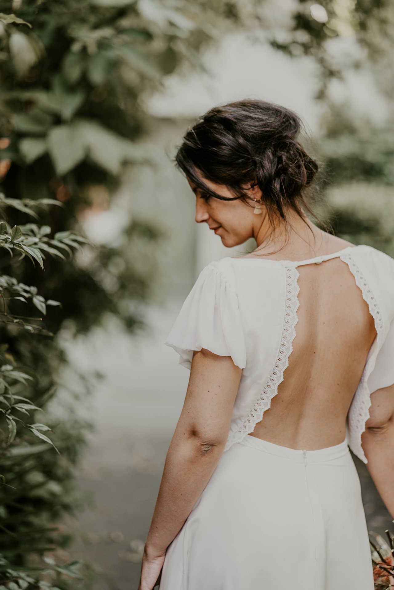 Une robe de mariée sans dentelle avec un joli dos nu, c'est très sexy!