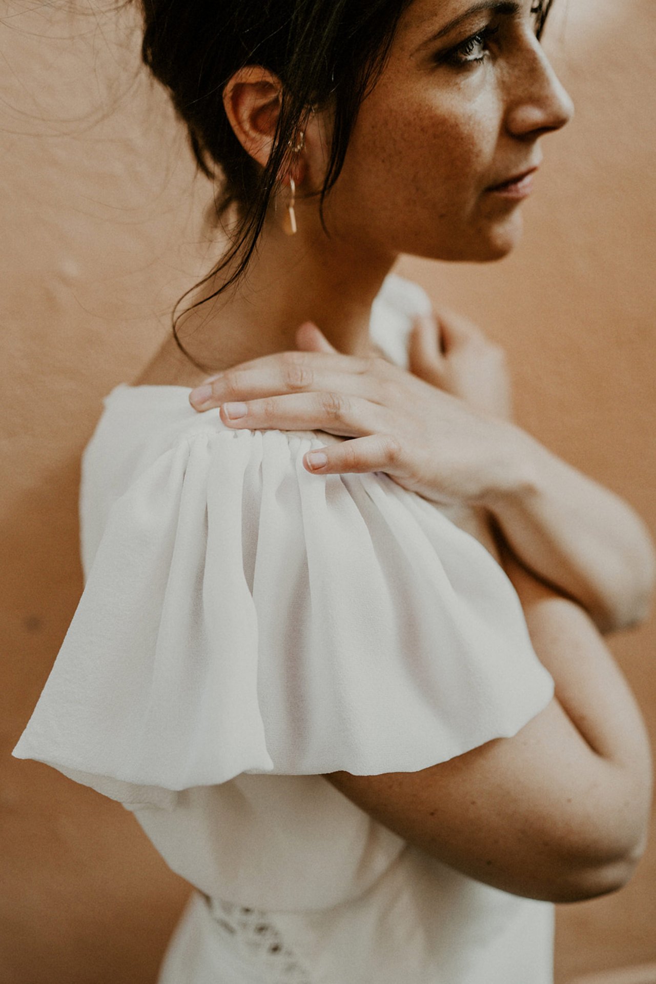 Cette robe de mariée très épure a des manches en mousseline de soie.