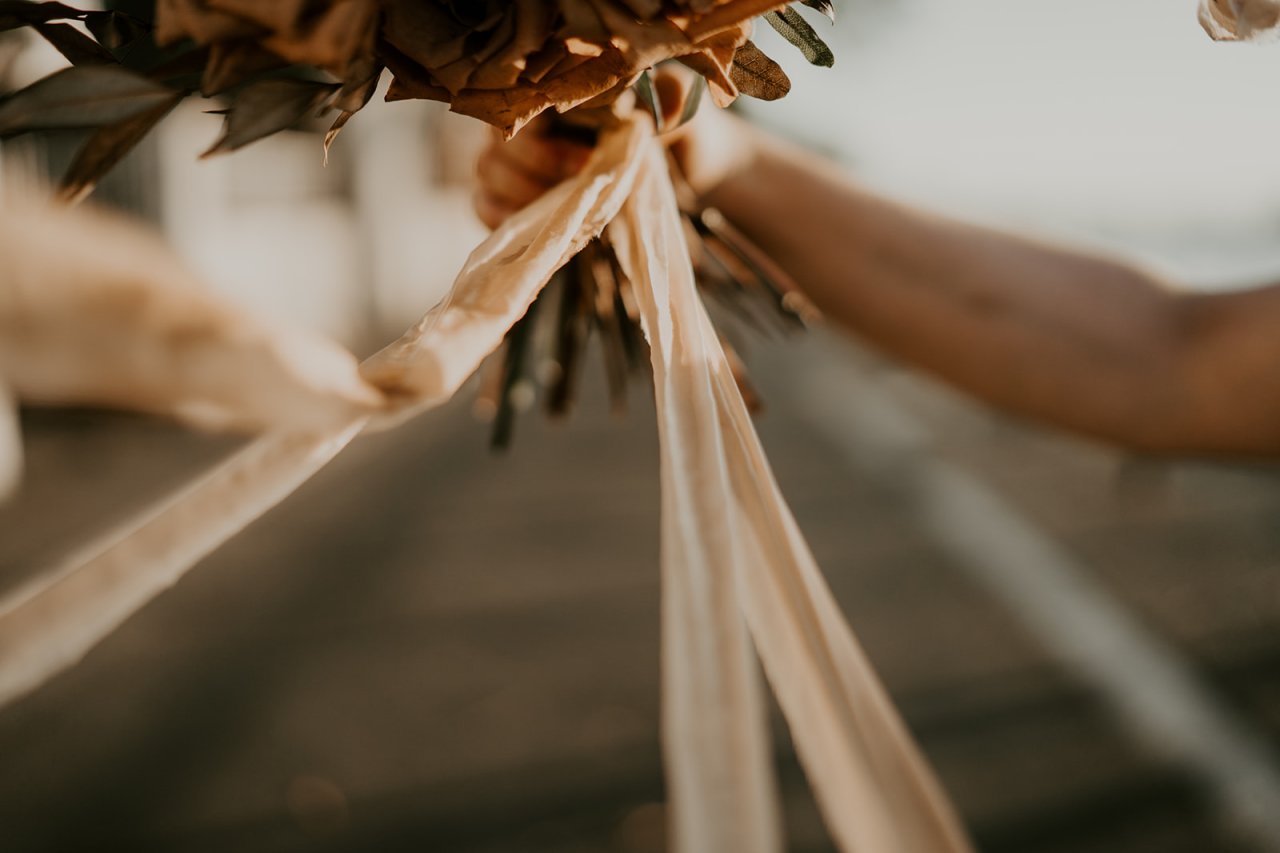 Ruban sur le bouquet de la mariée pour remplacer le traditionnel lancé de bouqet.